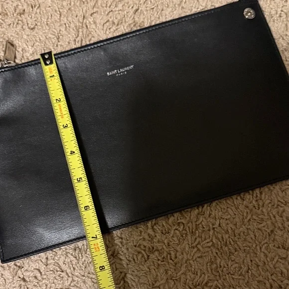 Saint Laurent Elegant Black Leather Pouch - Picture 6 of 7